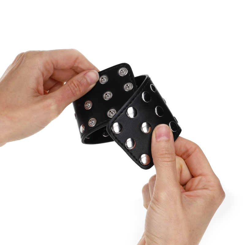 KINK - SUJECIONES DE MUÑECA CON CIERRE A PRESIÓN LLENAS DE REMACHES NEGROS AJUSTABLES 19-24 CM X 5,5 CM