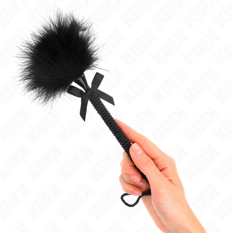 KINK - VARITA DE CUERDA DE NYLON CON PLUMAS COSQUILLAS Y LAZO NEGRO 25 CM