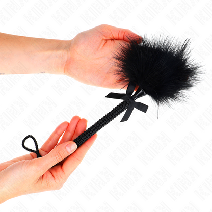 KINK - VARITA DE CUERDA DE NYLON CON PLUMAS COSQUILLAS Y LAZO NEGRO 25 CM